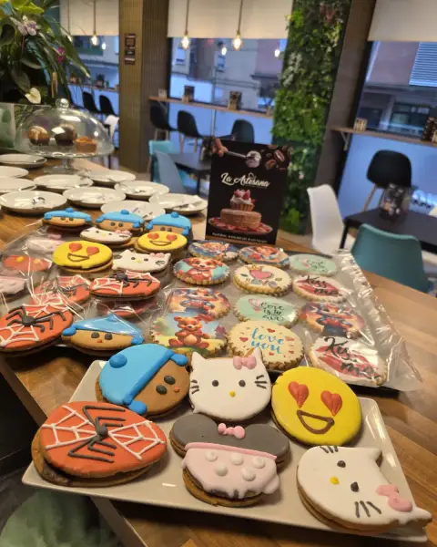 Mesa con galletas decoradas de personajes y mensajes, en La Artesana, Parla