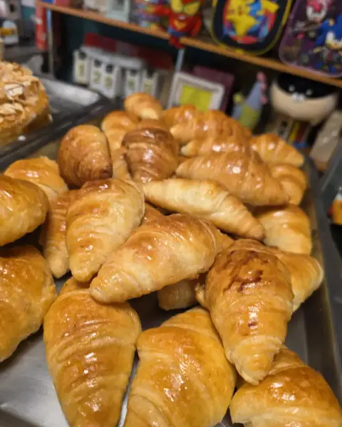 Bandeja de mini croissants de mantequilla recién horneados, en La Artesana, Parla