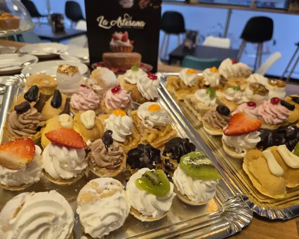 Bandejas de mini pastelitos para eventos, en La Artesana, Parla