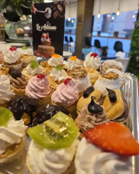 Bandeja de mini pastelitos surtidos de nata y fruta, en La Artesana, Parla
