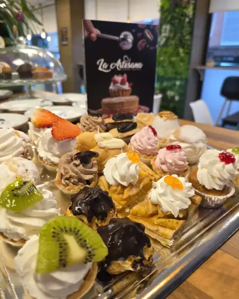 Mini tartaletas surtidas de frutas y crema, en La Artesana, Parla