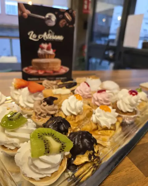 Surtido de mini tartaletas de frutas y nata, en La Artesana, Parla