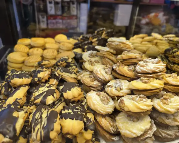 Mini tartaletas de nata con kiwi y fresa, en La Artesana, Parla