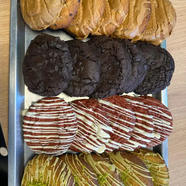 Bandeja de cookies variadas de chocolate, en La Artesana, Parla