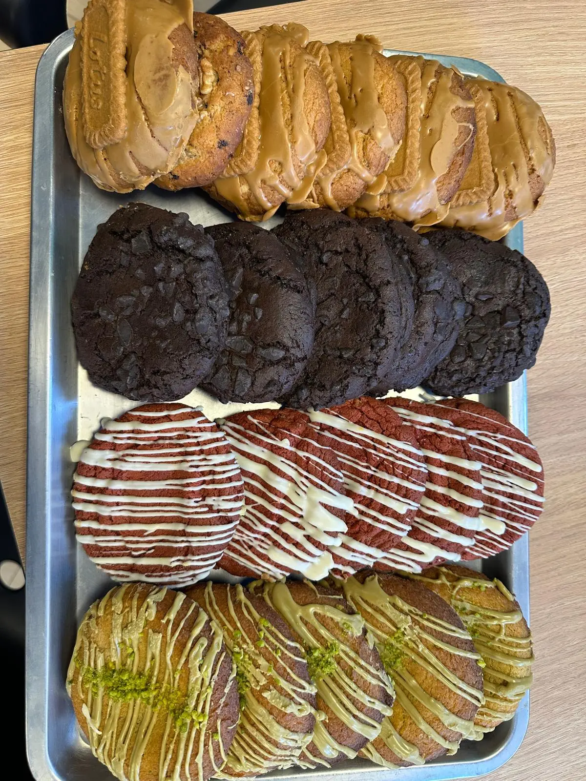Bandeja de cookies variadas de chocolate, en La Artesana, Parla