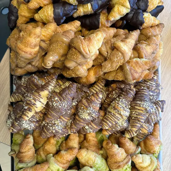 Bandeja de mini croissants y parleños con chocolate variado, en La Artesana, Parla
