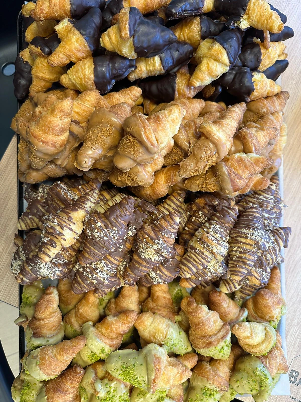 Bandeja de mini croissants y parleños con chocolate variado, en La Artesana, Parla