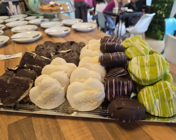 Palmeras de chocolate blanco y pistacho, en La Artesana, Parla