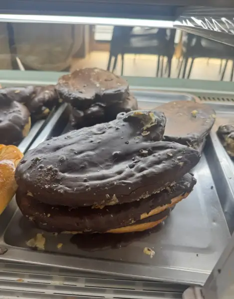 Palmeras gigantes bañadas en chocolate en vitrina, en La Artesana, Parla