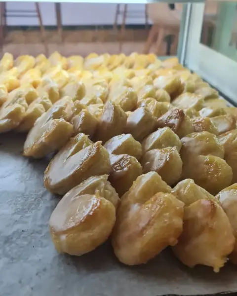 Bandeja de palmeritas de hojaldre glaseadas recién hechas, en La Artesana, Parla
