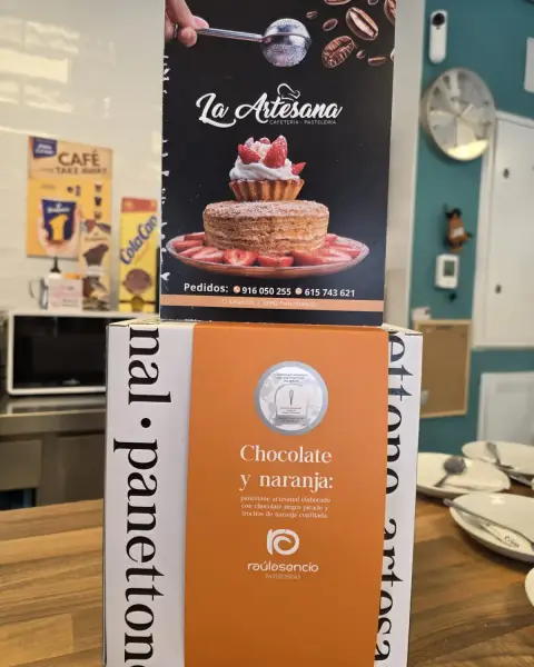 Caja de panettone artesano de chocolate y naranja, en La Artesana, Parla