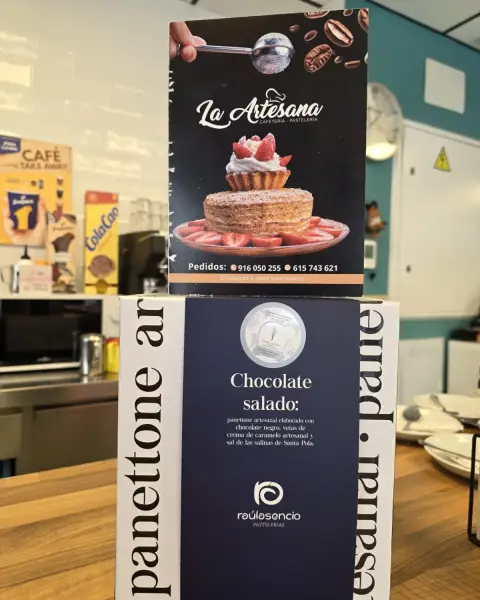 Panettone artesano de chocolate salado en caja regalo, en La Artesana, Parla