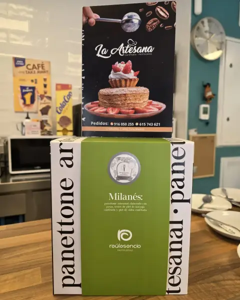 Caja de panettone artesano milanés en mostrador, en La Artesana, Parla