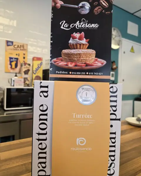 Panettone artesano y turrón para regalo navideño, en La Artesana, Parla