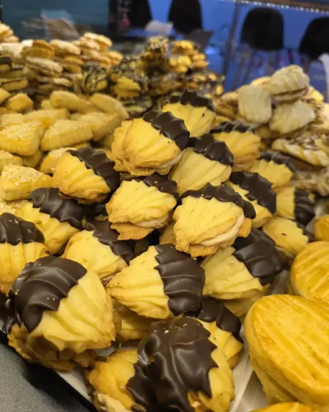 Pastas de mantequilla bañadas en chocolate, en La Artesana, Parla