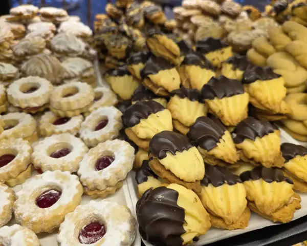 Pastas de mantequilla con mermelada y baño de chocolate, en La Artesana, Parla