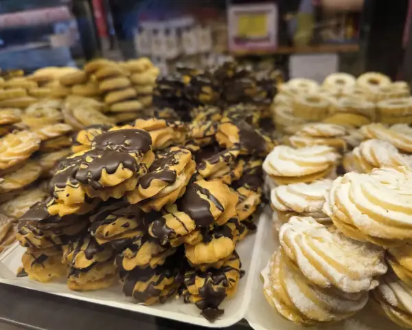 Pastas de mantequilla, nata y chocolate en vitrina, en La Artesana, Parla