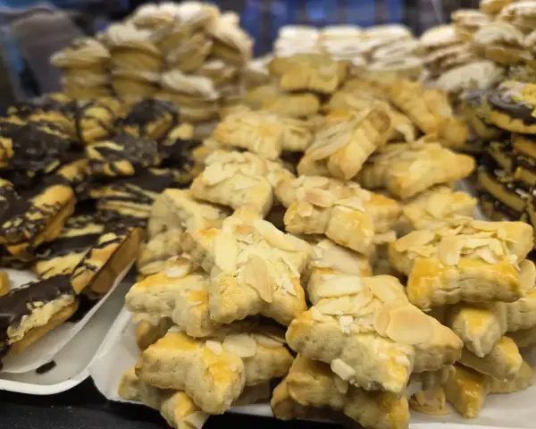 Pastas de té de almendra y chocolate en vitrina, en La Artesana, Parla