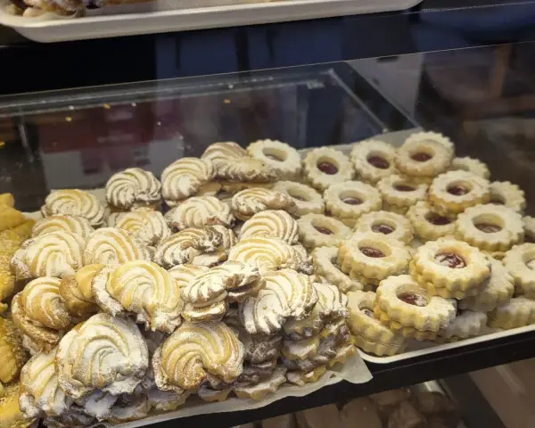 Pastas de té artesanales en vitrina, en La Artesana, Parla