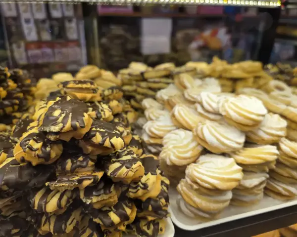 Pastas de té con chocolate y vainilla en vitrina, en La Artesana, Parla