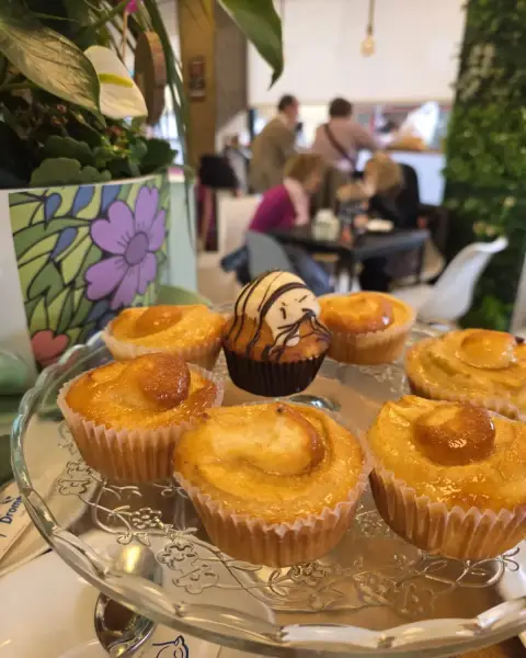 Pastas de té surtidas con chocolate en vitrina, en La Artesana, Parla