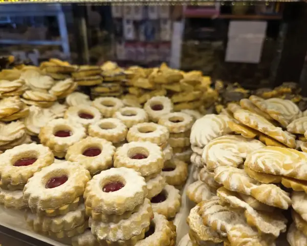 Pastas de té con mermelada en vitrina, en La Artesana, Parla