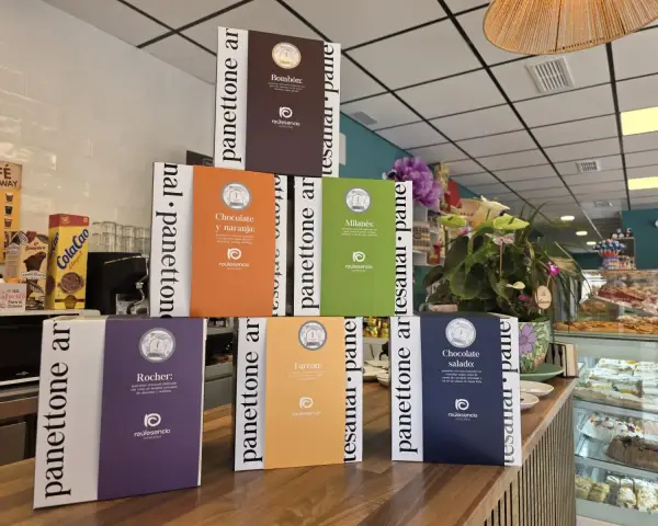 Pirámide de cajas de panettone artesano variado, en La Artesana, Parla