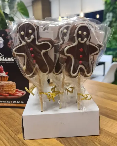 Piruletas de chocolate con forma de galleta navideña, en La Artesana, Parla