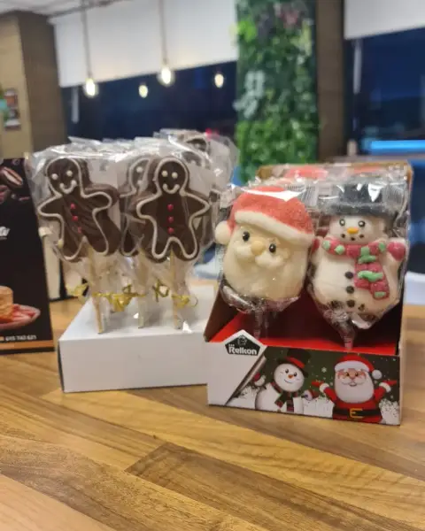 Piruletas de chocolate navideñas de Papá Noel y jengibre, en La Artesana, Parla
