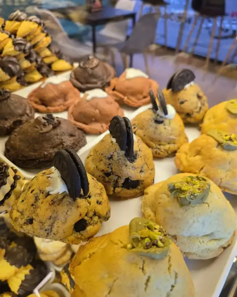 Profiteroles rellenos con Oreo, chocolate y pistacho, en La Artesana, Parla