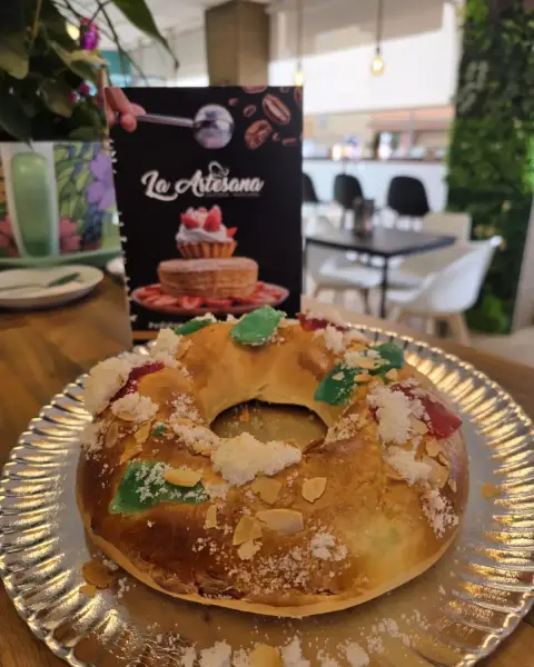 Roscón artesano con fruta escarchada y almendra, en La Artesana, Parla