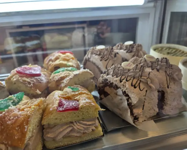 Porciones de roscón relleno de crema y brazo de trufa, en La Artesana, Parla