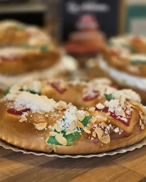 Roscón de Reyes con almendra y azúcar, en La Artesana, Parla