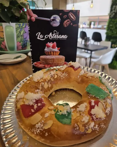 Roscón de Reyes con frutas y almendras, en La Artesana, Parla