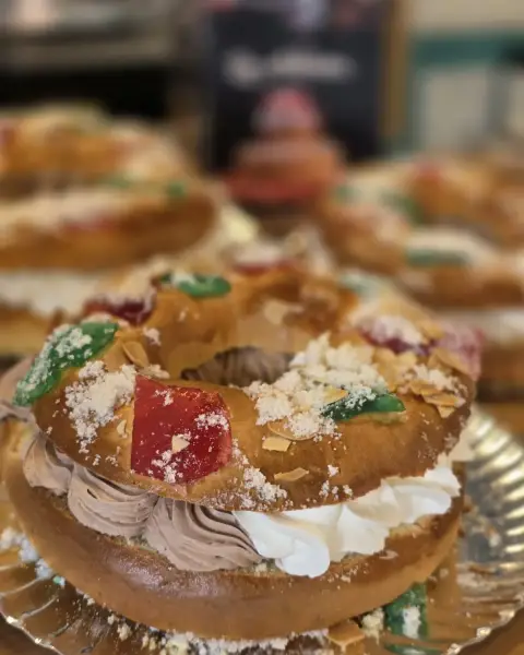 Roscón de Reyes relleno de nata y trufa al corte, en La Artesana, Parla