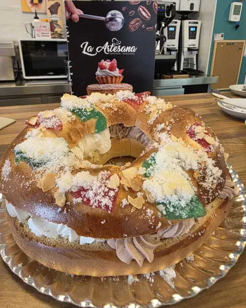 Roscón de Reyes relleno de nata entero en bandeja, en La Artesana, Parla