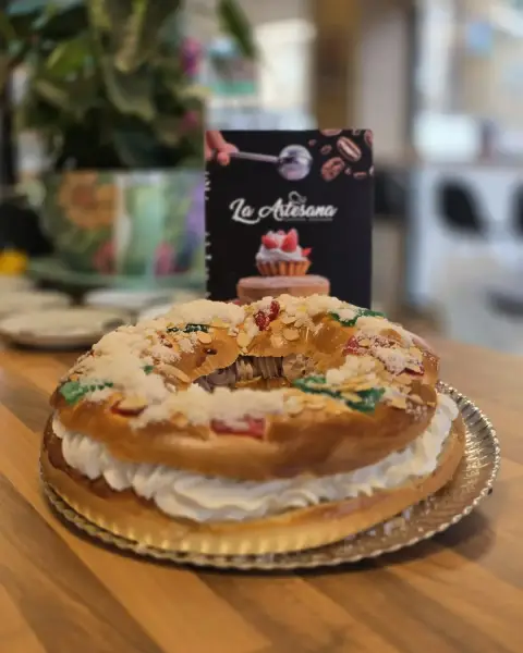 Roscón de Reyes relleno de nata, en La Artesana, Parla