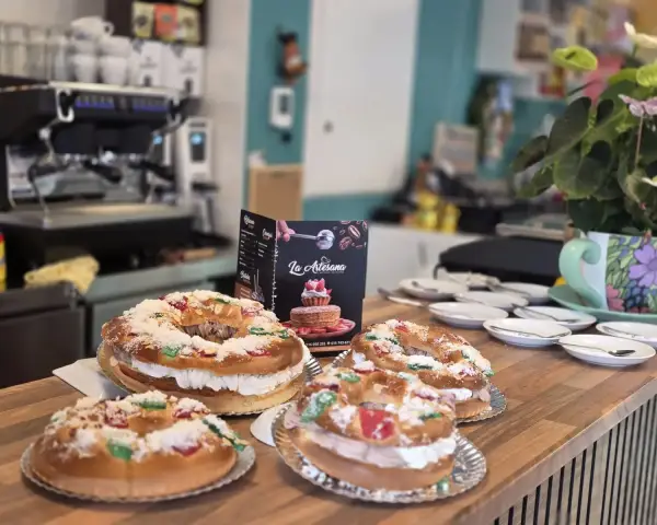 Roscones rellenos de nata en la barra de cafetería, en La Artesana, Parla