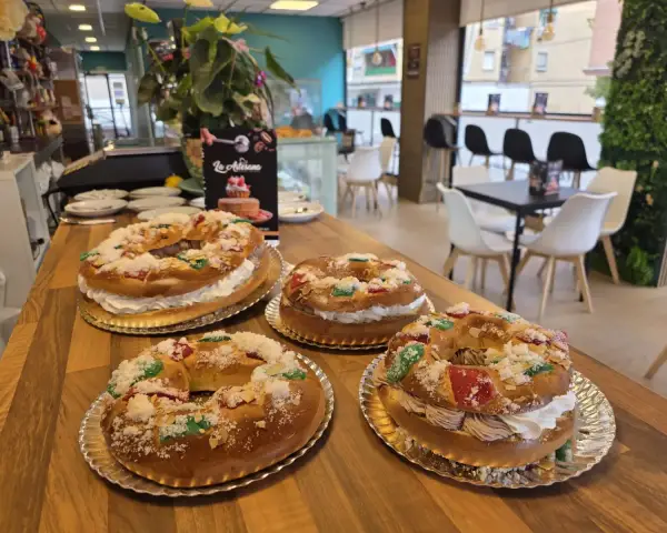Roscones rellenos de nata en la cafeteria, en La Artesana, Parla