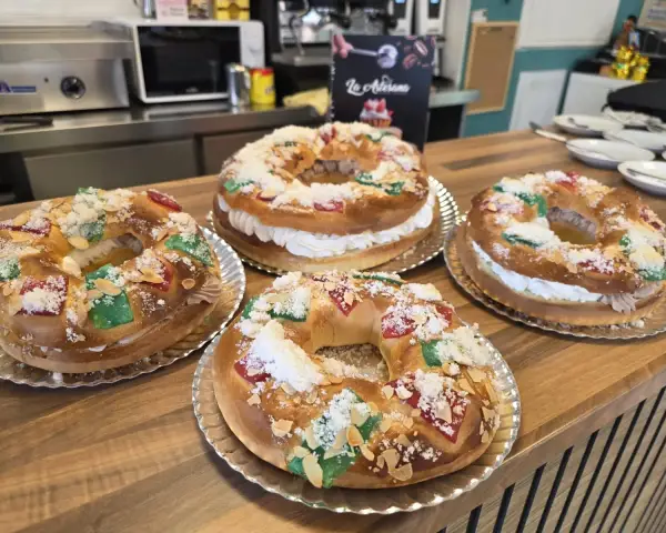 Roscones rellenos de nata con frutas escarchadas, en La Artesana, Parla