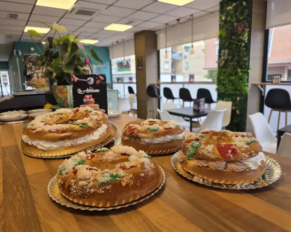 Roscones rellenos de nata y trufa en mesa, en La Artesana, Parla