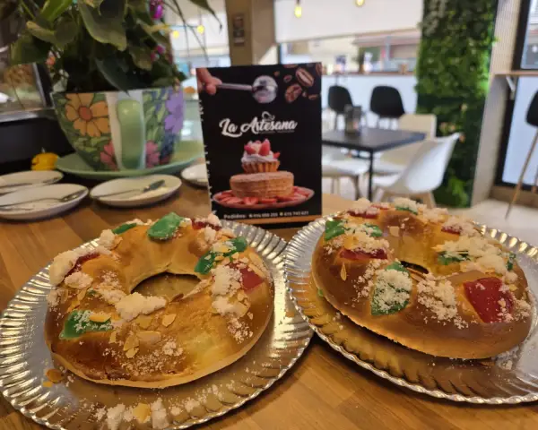 Dos roscones de Reyes con fruta escarchada en mesa, en La Artesana, Parla