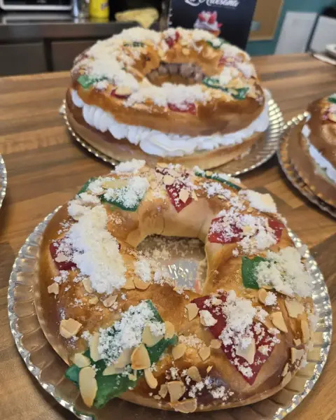 Roscones de Reyes rellenos de nata con frutas, en La Artesana, Parla