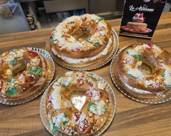 Roscones de Reyes rellenos de nata, en La Artesana, Parla