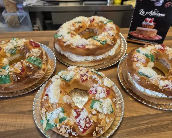 Roscones de Reyes rellenos de nata decorados, en La Artesana, Parla