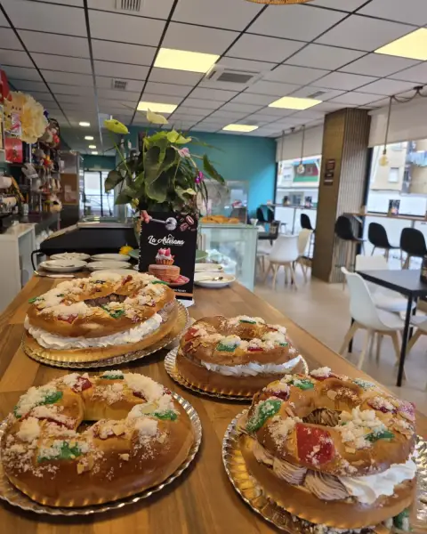 Roscones de Reyes rellenos de nata en mostrador, en La Artesana, Parla