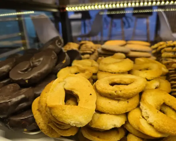 Roscos tradicionales y rosquillas con chocolate en vitrina, en La Artesana, Parla