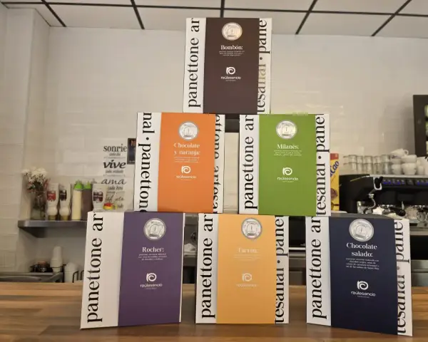 Surtido de panettones artesanos en sus cajas, en La Artesana, Parla