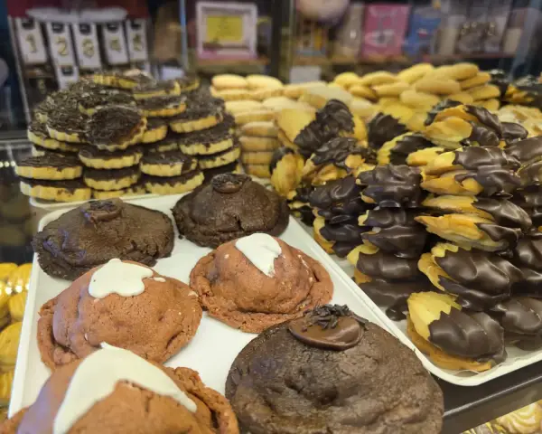 Surtido de pastas de té y magdalenas de chocolate, en La Artesana, Parla