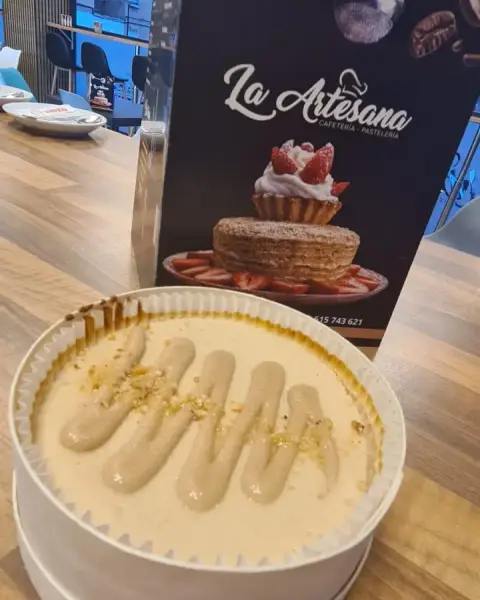 Tarta cremosa de queso con topping en caja, en La Artesana, Parla
